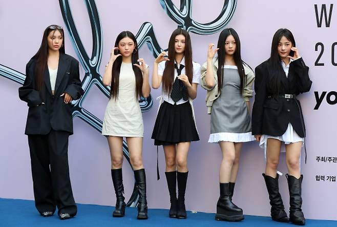 걸그룹 뉴진스가 지난 13일 소속사 어도어에 내용증명을 발송했다. 사진은 뉴진스가 지난 9월3일 서울 중구 동대문디자인플라자(DDP)에서 열린 2025 S/S 서울패션위크 포토월 행사에서 포즈를 취한 모습. 왼쪽부터 혜인, 해린, 다니엘, 하니, 민지. /사진=뉴시스