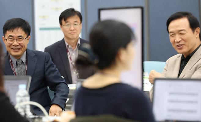 임태희 경기교육감이 14일 수능 종합상황실을 찾아 운영 현황을 살피고 "학생들이 실력을 모두 발휘할 수있도록 끝까지 애써주길 바란다"고 말했다. 사진제공=경기도교육청