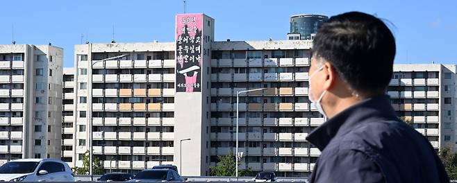 20일 서울 영등포구 여의도 원효대교 남단에서 한 시민이 시범아파트 일대를 바라보고 있다. 임세준 기자