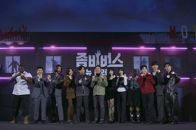 14일 오후 서울 용산CGV에서 열린 넷플릭스 예능 '좀비버스: 뉴 블러드' 제작발표회에서 박진경PD, 문상돈PD(가운데 둘)와 출연진들이 포즈를 취하고 있다. [넷플릭스 제공]