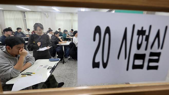 2025학년도 대학수학능력시험(수능)이 치러진 14일 오전 서울 서초구 반포고등학교에 마련된 고사장에서 수험생들이 시험을 준비하고 있다. [사진공동취재단]