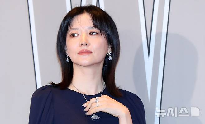 [서울=뉴시스] 김혜진 기자 = 배우 이영애가 지난달 14일 오후 서울 종로구 포시즌스호텔에서 열린 더블유 코리아 제19회 유방암 인식 향상 캠페인 자선 행사 'LOVR YOUR W'에서 포즈를 취하고 있다. 2024.10.14. jini@newsis.com