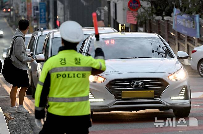 [광주=뉴시스] 김혜인 기자 = 2025학년도 대학수학능력시험일인 14일 오전 광주 남구 진월동 대성여자고등학교(26지구 26시험장) 앞에서 경찰이 교통 정리를 하고 있다. 2024.11.14. hyein0342@newsis.com