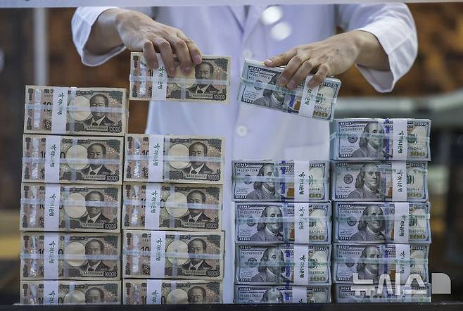 [서울=뉴시스] 정병혁 기자 = 달러 대비 엔화 약세가 급격하게 진행되는 배경에는 미국의 '트리플 레드(대통령과 상·하원을 공화당이 장악)'가 있다고 일본 니혼게이자이신문(닛케이)은 14일 분석했다. '엔캐리 트레이드' 재개 가능성도 있다고 전문가는 밝혔다. 사진은 지난달 18일 서울 중구 하나은행 위변조대응센터에서 직원이 엔화와 달러화를 정리하고 있는 모습.2024.11.14. jhope@newsis.com