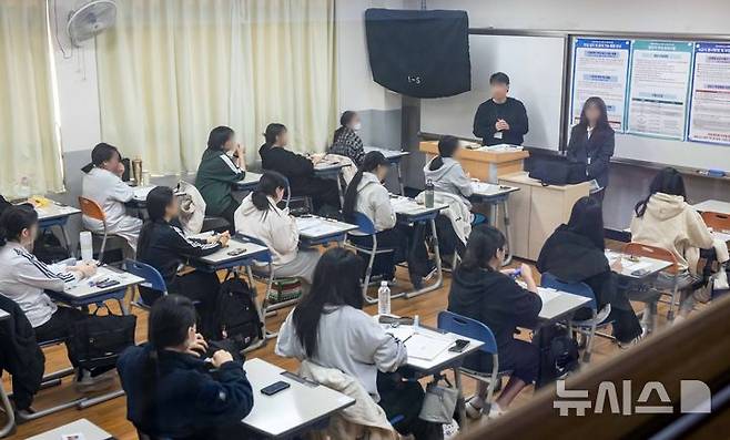 [부산=뉴시스] 하경민 기자 = 2025학년도 대학수학능력시험일인 14일 부산 동래구 사직고등학교에서 수험생들이 시험 준비를 하고 있다.  부산지역에서는 수험생 2만7356명이 58개 시험장에서 수능에 응시한다. (공동취재) 2024.11.14. photo@newsis.com