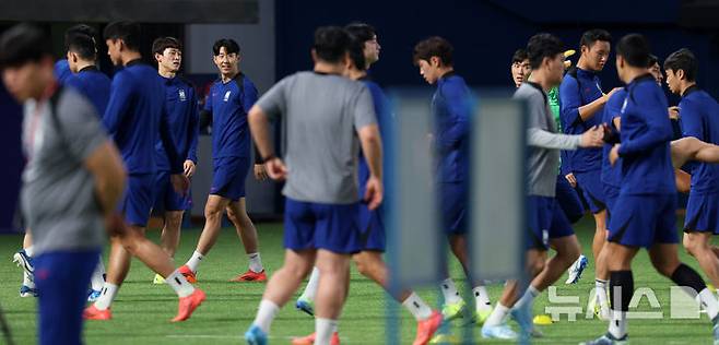 [쿠웨이트시티(쿠웨이트)=뉴시스] 이영환 기자 = 축구 대표팀 손흥민과 선수들이 13일 오후(현지시각) 쿠웨이트 자베르 알아흐마드 국제경기장에서 훈련을 하고 있다.홍명보 감독이 이끄는 축구 대표팀은 14일 쿠웨이트 자베르 알아흐마드 국제경기장에서 쿠웨이트와 북중미 월드컵 아시아 3차 예선 B조 5차전을 치른다. 2024.11.14. 20hwan@newsis.com