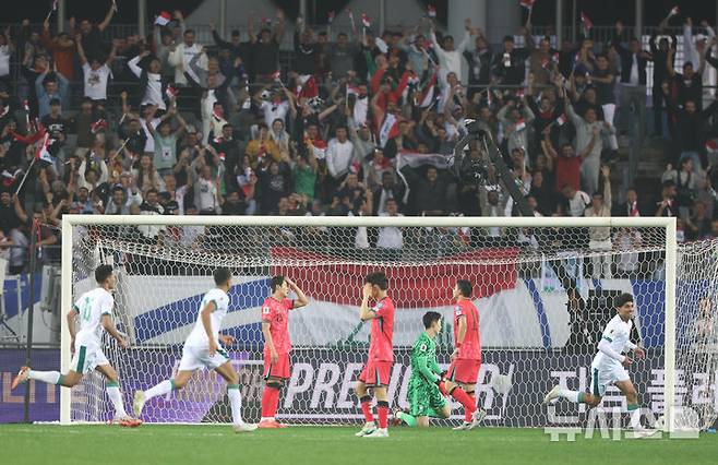 [용인=뉴시스] 황준선 기자 = 15일 경기도 용인미르스타디움에서 열린 2026  북중미 월드컵 아시아 지역 3차 예선 B조 4차전 대한민국과 이라크의 경기, 후반 이라크 후세인이 팀의 첫 골을 넣자 대한민국 선수들이 아쉬워 하고 있다. 2024.10.15. hwang@newsis.com