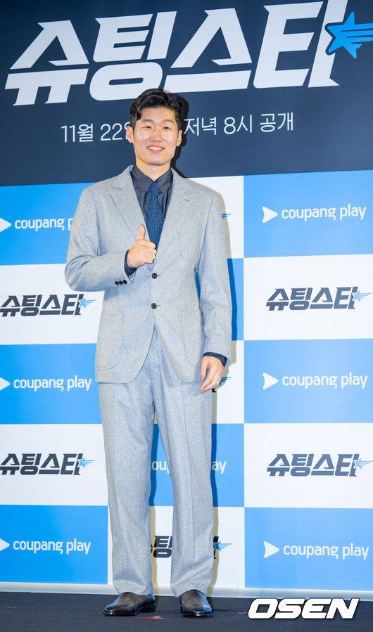 [OSEN=민경훈 기자] 14일 오후 서울 마포구 상암동 스탠포드호텔 그랜드볼룸에서 쿠팡플레이 예능 ‘슈팅스타’ 미디어 간담회가 열렸다.이 자리에는 조효진 PD와 FC 슈팅스타 단장 박지성, 감독 최용수, 수석코치 설기현, 선수 김영광이 참석했다.박지성이 포토타임을 갖고 있다. 2024.11.14 / rumi@osen.co.kr