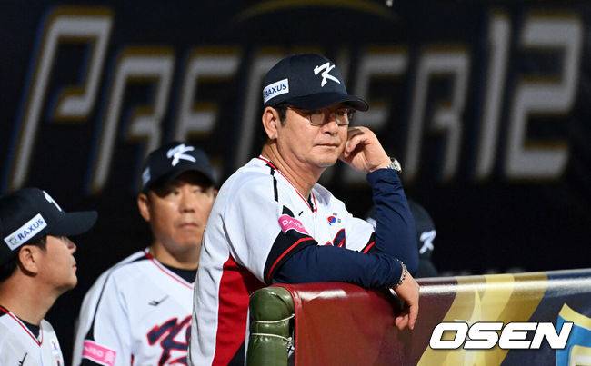 [OSEN=타이베이(대만), 이대선 기자] 14일 오후 대만 타이베이 티엔무야구장에서 세계야구소프트볼연맹(WBSC) 프리미어12 2024 B조 2차전 대한민국과 쿠바의 경기가 열렸다.대한민국은 2차전 선발투수로 곽빈, 쿠바는 리반 모이넬로를 내세웠다.대한민국 류중일 감독이 경기를 준비하고 있다. 2024.11.14 /