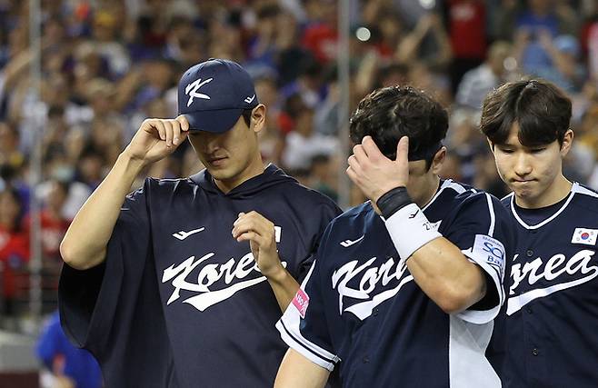 13일(현지시간) 오후 대만 타이베이시 타이베이돔에서 열린 2024 WBSC 프리미어12 B조 예선 대한민국과 대만의 경기에서 3대 6으로 패배한 대한민국 대표팀 고영표와 박동원이 어두운 표정으로 경기장을 나서고 있다. 뉴스1