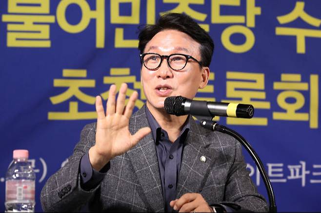 김민석 더불어민주당 의원이 14일 아시아포럼21에 참석해 질의에 답하고 있다. 아시아포럼21 제공