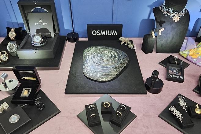 지난 9월30일 열린 오스뮴 인스티튜트 코리아 기자간담회에 전시된 오스뮴 제품들. 김수연 기자