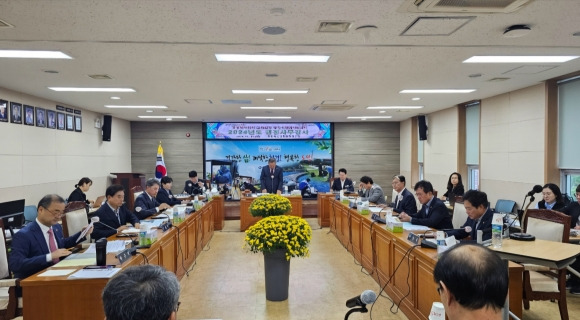 지난 11일 경북도 보건환경연구원에 대한 2024년도 행정사무감사를 실시한 경북도의회 문화환경위원회(위원장 이동업). 경북도의회 제공