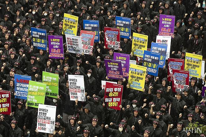 전국삼성전자노동조합 조합원들이 7월8일 총파업 결의대회에서 경영진에 대한 규탄 메시지가 담긴 피켓을 들고 구호를 외치고 있다. ⓒ시사IN 이명익