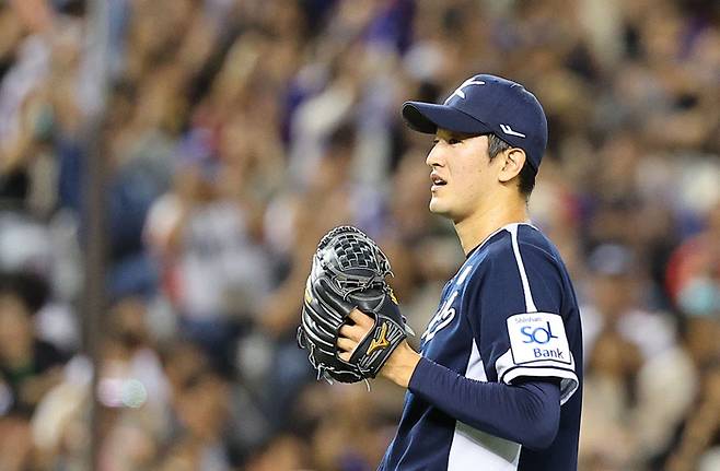 한국 야구대표팀 고영표가 13일 대만 타이베이돔에서 열린 세계야구소프트볼연맹(WBSC) 프리미어12 2024 B조 조별리그 1차전 대만과 경기에서 2회말 대만 천천웨이에게 만루홈런을 맞은 뒤 아쉬워하고 있다.  타이베이 | 연합뉴스