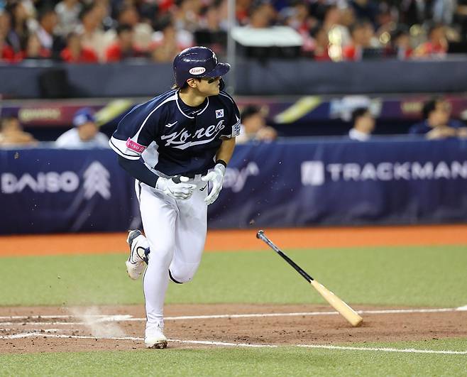 한국 야구대표팀의 김도영이 13일 대만 타이베이돔에서 열린 세계야구소프트볼연맹(WBSC) 프리미어12 2024 B조 조별리그 1차전 대만과 경기에서 적시타를 치고 있다.   타이베이 | 연합뉴스