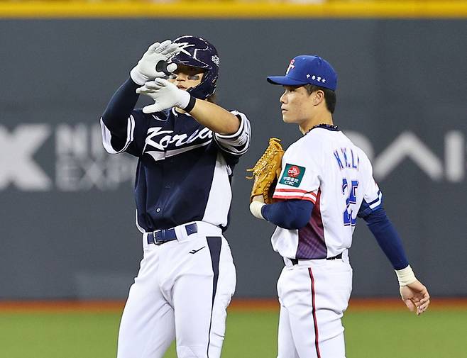 한국 야구대표팀의 김도영이 13일 대만 타이베이돔에서 열린 세계야구소프트볼연맹(WBSC) 프리미어12 2024 B조 조별리그 1차전 대만과 경기에서 적시타를 친 뒤 아파트 세리머니를 하고 있다.  타이베이 | 연합뉴스