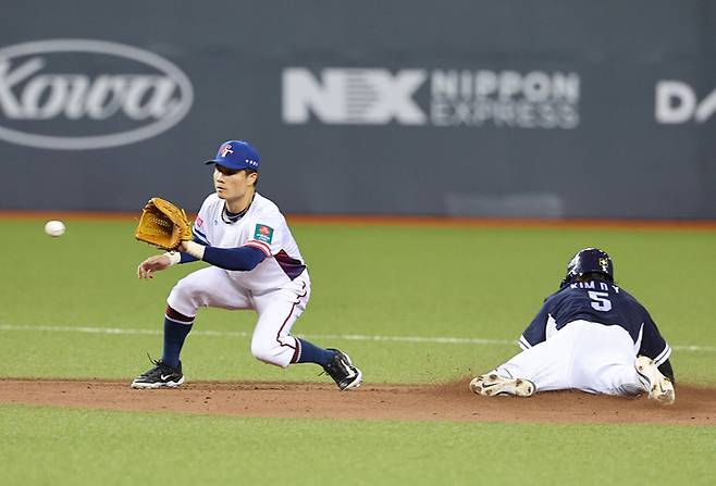 한국 야구대표팀 김도영(오른쪽)이 13일 대만 타이베이돔에서 열린 세계야구소프트볼연맹(WBSC) 프리미어12 2024 조별리그 B조 1차전 대만과 경기에서 도루를 성공하고 있다.   타이베이 | 연합뉴스