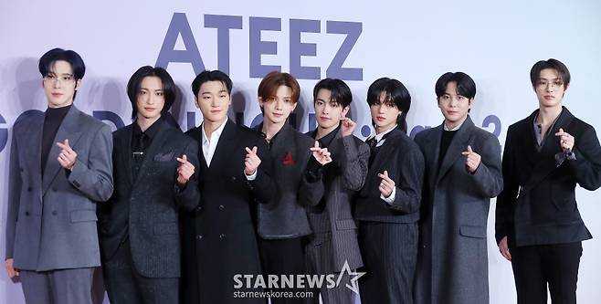 그룹 에이티즈(ATEEZ)가 14일 오후 서울 송파구 롯데호텔 월드에서 진행된 미니 11집 '골든 아워 : 파트 2(GOLDEN HOUR : Part.2)' 발매 기념 기자간담회에 참석해 포즈를 취하고 있다.  에이티즈의 미니 11집에는 '딥 다이브(DEEP DIVE)'를 시작으로 '씬 1 : 밸류(Scene 1 : Value)', '아이스 온 마이 티스(Ice On My Teeth)', '맨 온 파이어(Man on Fire)', '셀피쉬 왈츠(Selfish Waltz)', '이너프(Enough)'까지 총 6개의 트랙이 수록돼 있다. 2024.11.14 /사진=김창현 chmt@