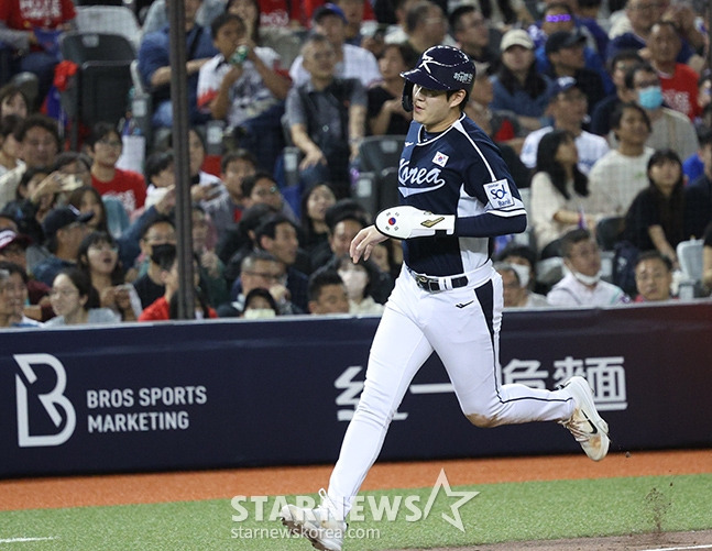 나승엽이 13일 대만 타이베이시 타이베이돔에서 열린 대만과 2024 세계야구소프트볼연맹(WBSC) 프리미어12 B조 조별예선 1차전에서 7회 솔로포를 터트리고 있다. /사진=김진경 대기자