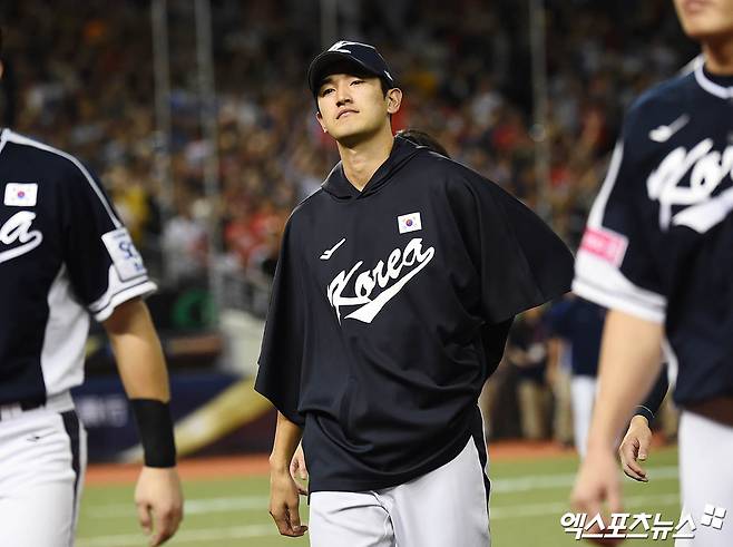 대표팀 투수 고영표는 13일 타이베이 타이베이돔에서 열린 '2024 세계야구소프트볼연맹(WBSC) 프리미어12' 조별리그 B조 첫 경기 대만전에서 선발 등판했지만, 2회말 홈런 2개를 내주며 최종 성적 2이닝 6실점으로 무너졌 패전 투수가 됐다. 타이베이(대만), 박지영 기자