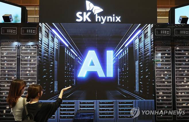 AI 시장 확대…SK하이닉스, 역대 최대 분기 매출 기록 (서울=연합뉴스) 김성민 기자 = SK하이닉스가 AI 시장 확대와 고대역폭 메모리(HBM) 효과로 올해 3분기에 매출과 영업이익, 순이익 모두 사상 최대 실적을 기록했다. HBM 매출은 전 분기 대비 70% 이상 증가했다.
    24일 오후 서울 강남구 코엑스에서 열린 제26회 반도체 대전 SEDEX 2024 SK하이닉스 부스에서 AI 관련 영상이 나오고 있다. 2024.10.24 ksm7976@yna.co.kr