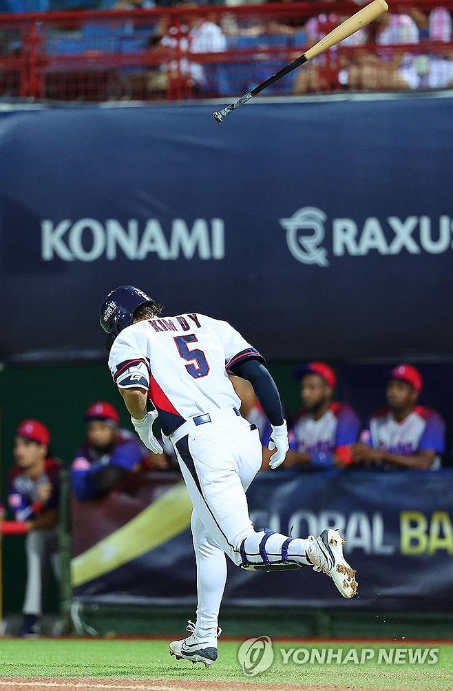 김도영의 만루포, 침묵의 쿠바 더그아웃 (타이베이=연합뉴스) 한종찬 기자 = 14일 오후 대만 타이베이 톈무야구장에서 열린 세계야구소프트볼연맹(WBSC) 프리미어12 2024 B조 조별리그 대한민국과 쿠바의 경기. 2회말 2사 만루에서 홈런을 친 김도영이 그라운드를 돌고 있다. 2024.11.14 saba@yna.co.kr