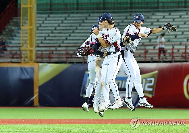 대한민국 승리 (타이베이=연합뉴스) 한종찬 기자 = 14일 오후 대만 타이베이 톈무야구장에서 열린 세계야구소프트볼연맹(WBSC) 프리미어12 2024 B조 조별리그 대한민국과 쿠바의 경기. 8-4로 승리를 거둔 대한민국 선수들이 기쁨을 나누고 있다. 2024.11.14 saba@yna.co.kr