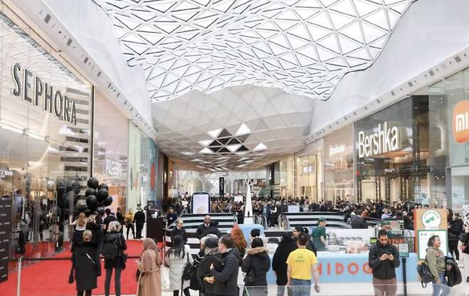 최근 영국 버밍엄에 오픈한 세포라 오프라인 매장. 사람들이 매장 안으로 들어가기 위해 줄을 선 모습.(사진=게티이미지UK)