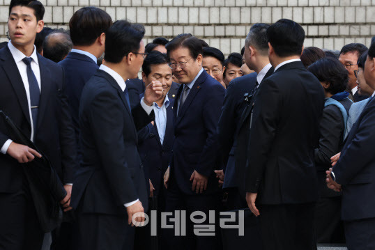 이재명 더불어민주당 대표가 15일 오후 서울 서초구 서울중앙지방법원에서 열린 ‘故김문기·백현동 허위 발언’ 공직선거법 위반 혐의 1심 선고 공판에 출석하고 있다. (사진=이영훈 기자)