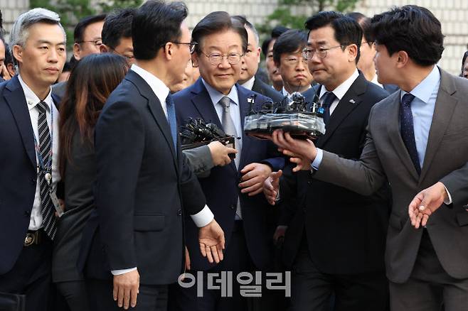 이재명 더불어민주당 대표가 15일 오후 서울 서초구 서울중앙지방법원에서 열린 ‘故김문기·백현동 허위 발언’ 공직선거법 위반 혐의 1심 선고 공판에 출석하고 있다.(사진=이영훈 기자)