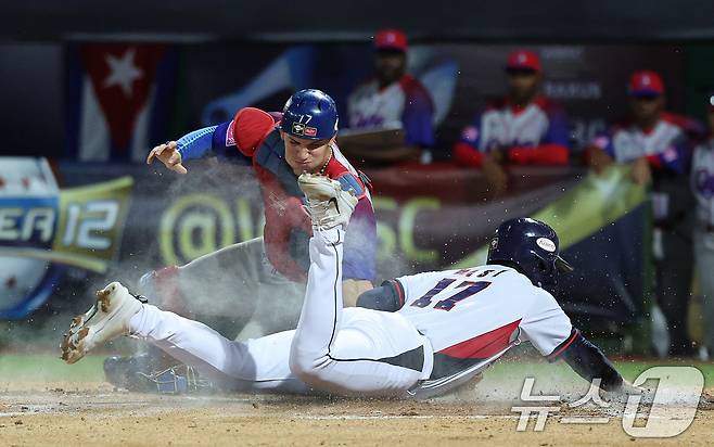 14일(현지시간) 오후 대만 타이베이시 톈무 야구장에서 열린 2024 WBSC 프리미어12 B조 예선 대한민국과 쿠바의 경기, 6회말 대한민국 공격 2사 2루 상황에서 2루주자 나승엽이 최원준의 적시타를 틈타 홈으로 파고 들어 점수를 올리고 있다. 2024.11.14/뉴스1 ⓒ News1 장수영 기자