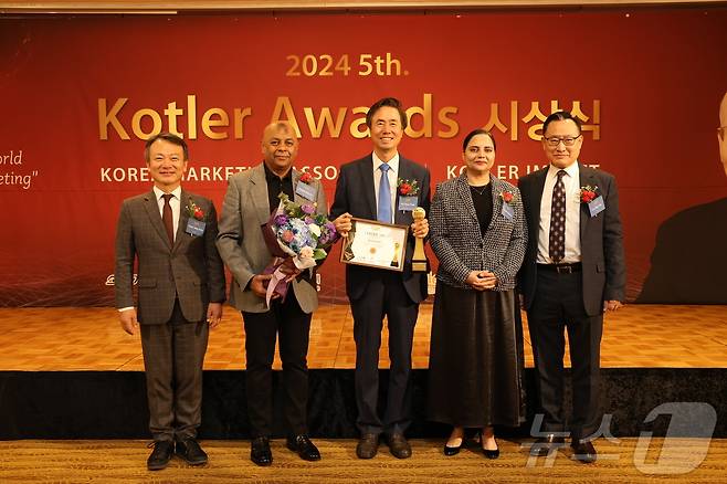 왼쪽부터 김연성 한국경영학회 회장, 파힘 키브리아 코틀러 임팩트 CMO, 사디아 키브리아 코틀러 임팩트 회장, 김기찬 가톨릭대 명예교수, 이해선 한국마케팅협회장.