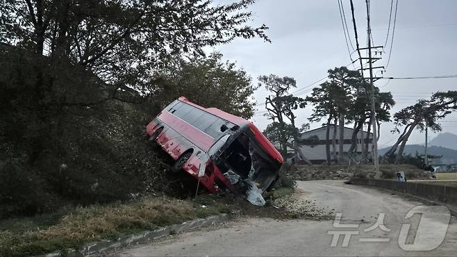 금산 제원면 교통사고 현장. (금산소방서 제공) / 뉴스1