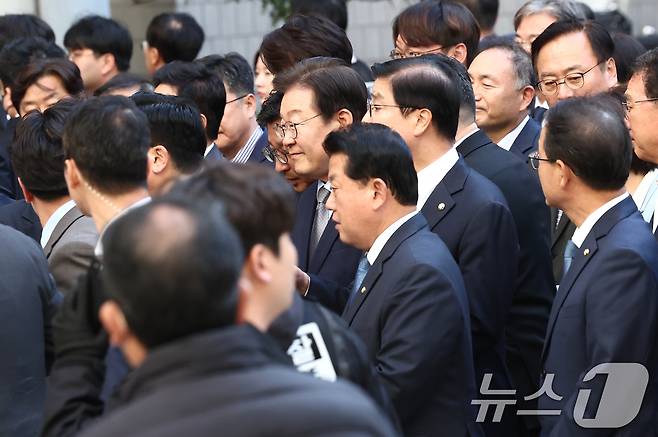 이재명 더불어민주당 대표가 15일 오후 서울 서초구 서울중앙지방법원에서 열린 '공직선거법 위반' 1심 선고 공판에 출석하고 있다. 2024.11.15/뉴스1 ⓒ News1 김민지 기자