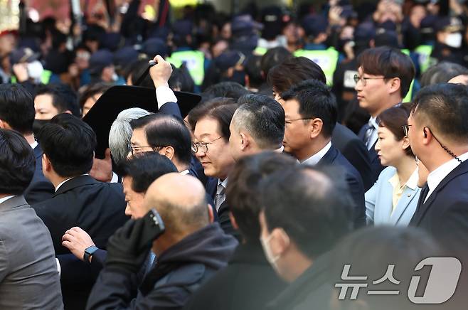 이재명 더불어민주당 대표가 15일 오후 서울 서초구 서울중앙지방법원에서 열린 '공직선거법 위반' 1심 선고 공판에 출석하고 있다. 2024.11.15/뉴스1 ⓒ News1 김민지 기자