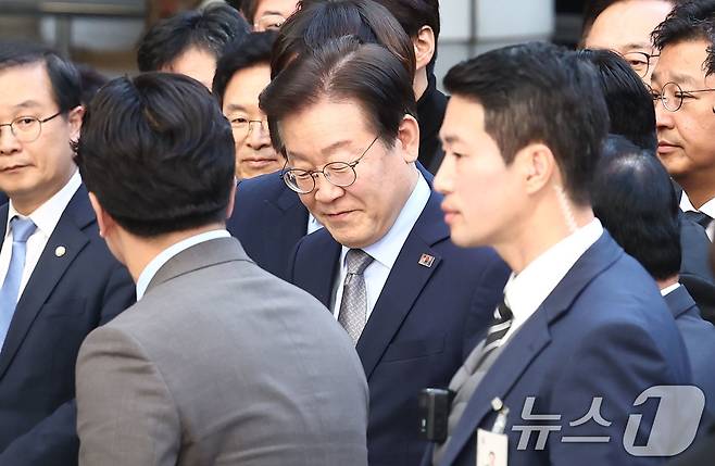 이재명 더불어민주당 대표가 15일 오후 서울 서초구 서울중앙지방법원에서 열린 '공직선거법 위반' 1심 선고 공판에 출석하고 있다. 2024.11.15/뉴스1 ⓒ News1 김민지 기자