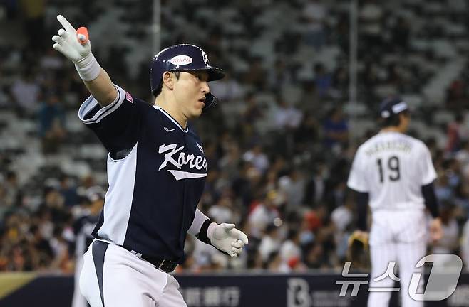 15일(현지시간) 오후 대만 타이베이시 타이베이돔에서 열린 2024 WBSC 프리미어12 B조 예선 대한민국과 일본의 경기, 4회초 대한민국 공격 1사 상황에서 솔로홈런을 친 대한민국 박동원이 세리머니를 하며 홈을 향해 달리고 있다. 2024.11.15/뉴스1 ⓒ News1 장수영 기자