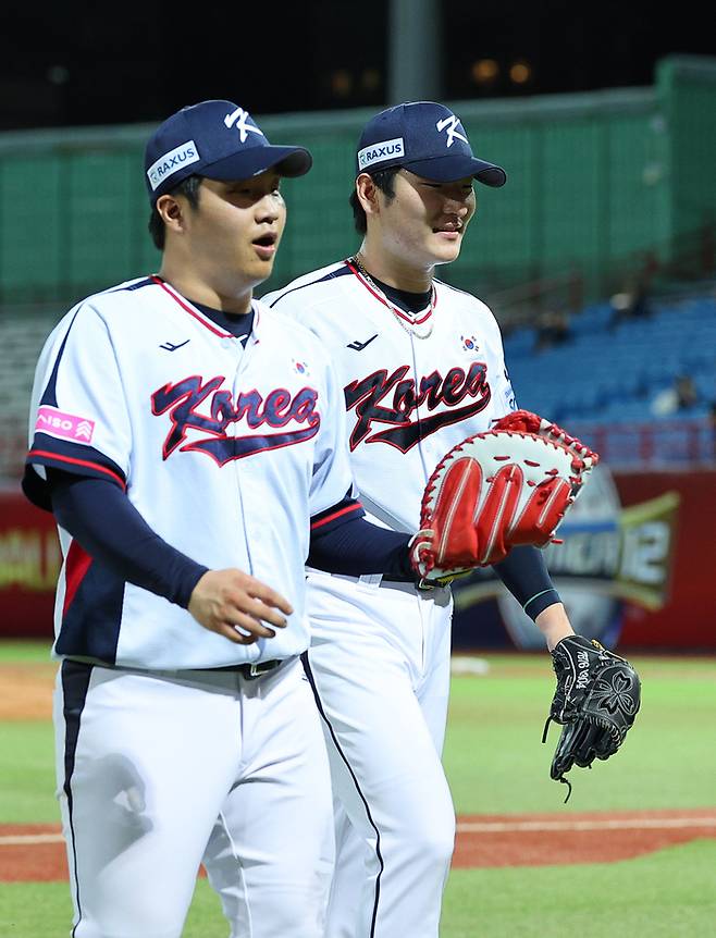 14일 오후 대만 타이베이 톈무야구장에서 열린 2024 세계야구소프트볼연맹(WBSC) 프리미어12 2024 B조 조별리그 대한민국과 쿠바의 경기. 3회초 실점 위기를 넘긴 한국 선발 곽빈이 문보경과 함께 더그아웃으로 향하고 있다. 사진 | 타이베이=연합뉴스