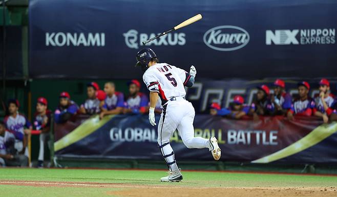 14일 오후 대만 타이베이 톈무구장에서 열린 2024 세계야구소프트볼연맹(WBSC) 프리미어12 B조 조별리그 대한민국과 쿠바의 경기. 2회말 2사 만루에서 홈런을 친 김도영이 그라운드를 돌고 있다. 사진 | 타이베이=연합뉴스