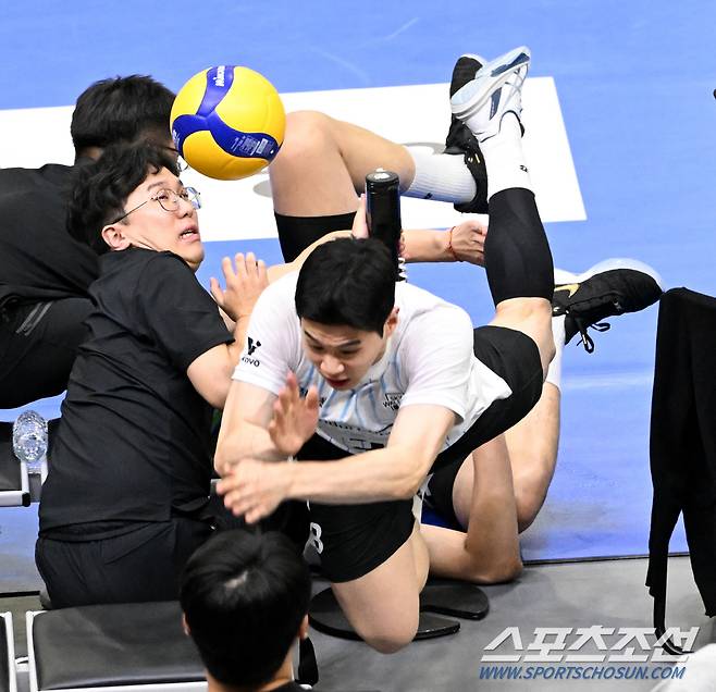 공은 받아냈지만 자신의 몸은 살려내지 못하고