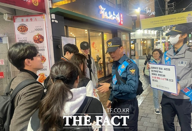 대구북부경찰서가 수능시험 당일인 14일 관내 청소년 밀집 지역인 복현오거리와 경북대학교 인근에서 청소년 선도·보호 캠페인을 벌이고 있다./대구북부경찰서