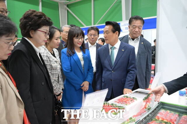 14일 백성현 논산시장(오른쪽 2번째)이 최초로 열린 ‘K-FOOD 구매상담회’에서 기업별 부스를 방문해 기업의 생산품들을 직접 맛보고, 우수성에 관해 홍보하고 있다. /논산시