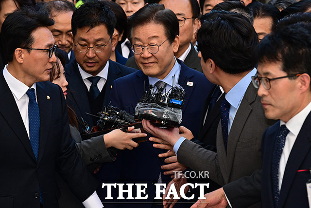 이재명 더불어민주당 대표가 15일 오후 서울 서초구 서울중앙지법에서 열린 공직선거법 위반 혐의 1심 선고 재판에 출석하고 있다. /남윤호 기자