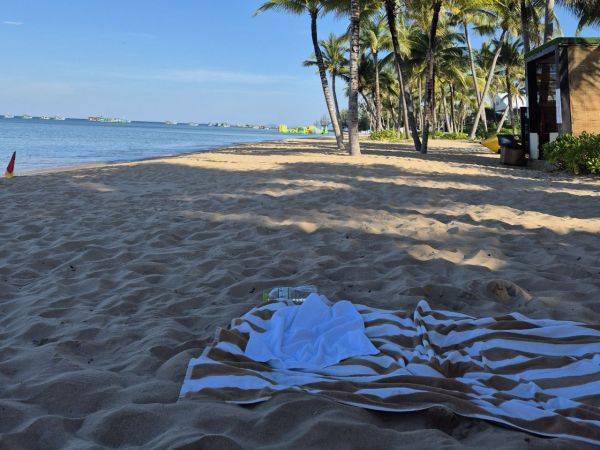 인터컨티넨탈 푸꾸옥 롱비치에서 비치요가를 신청하면 수건과 땀수건, 물 등이 제공된다. 이민지 기자.