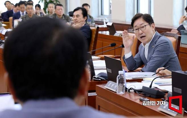 박범계 더불어민주당 의원이 27일 국회에서 열린 국방위원회 전체회의에서 의사진행 발언을 하고 있다. 사진=김현민 기자 kimhyun81@
