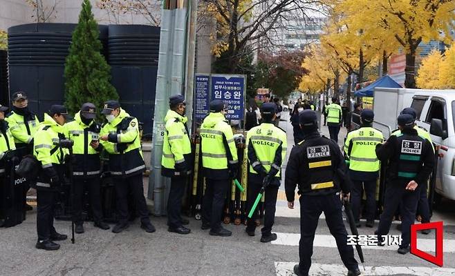 이재명 더불어민주당 대표의 공직선거법 위반 혐의 사건에 대한 1심 선고 공판이 예정된 15일 서울 서초구 서울중앙지방법원 주변을 경찰들이 통제하고 있다. 조용준 기자