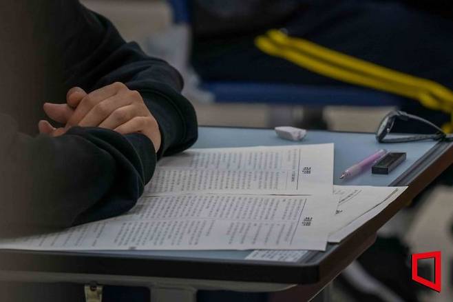 2025학년도 대학수학능력시험일인 14일 서울 종로구 경복고등학교에서 수험생들이 시험 시작을 기다리고 있다. 사진공동취재단