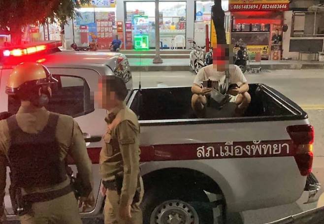 지난 14일(현지 시각) 태국의 한 마사지숍에서 여성 업주를 폭행한 혐의로 체포된 한국인./ 방콕포스트