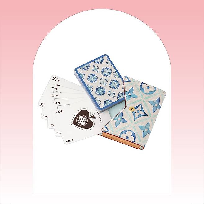 파우치&플레잉 카드 87만원 Louis Vuitton.
